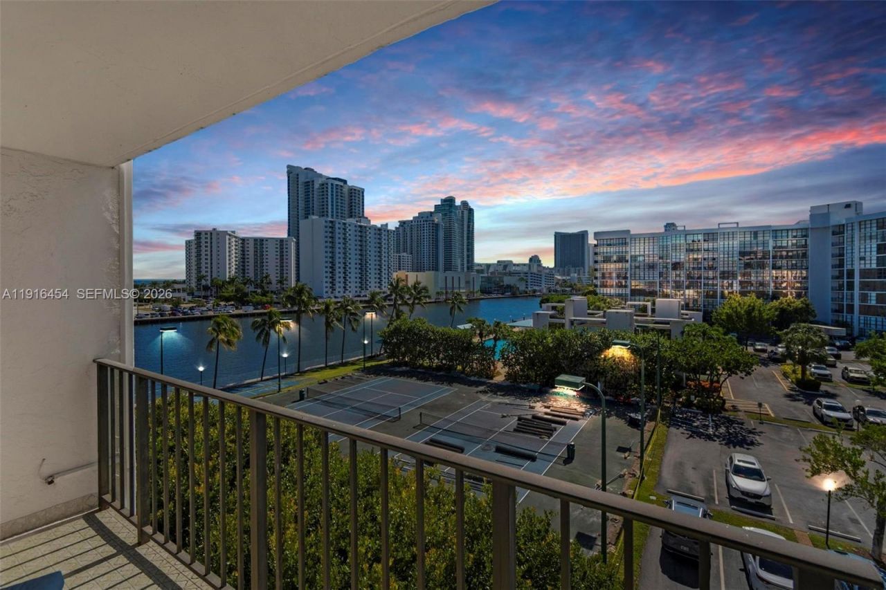 1000 Parkview Dr, Unit 518, Hallandale Beach, FL 33009 Photo