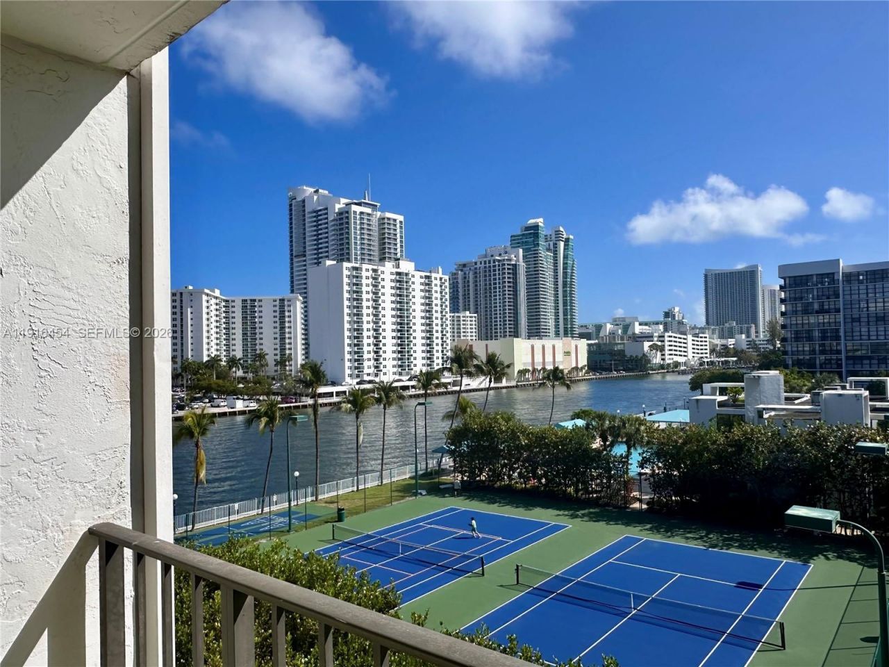 1000 Parkview Dr, Unit 518, Hallandale Beach, FL 33009 Photo
