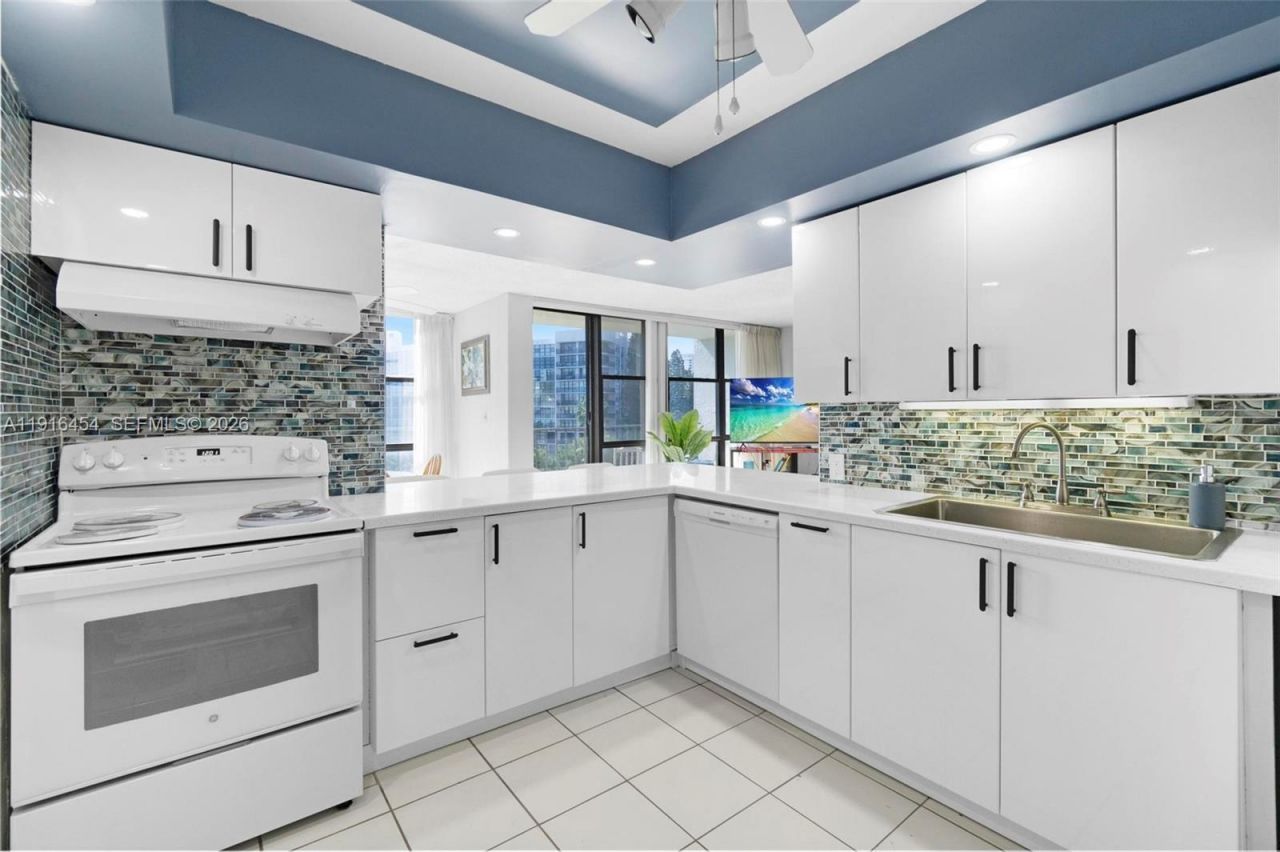 1000 Parkview Dr, Unit 518, Hallandale Beach, FL 33009 Photo