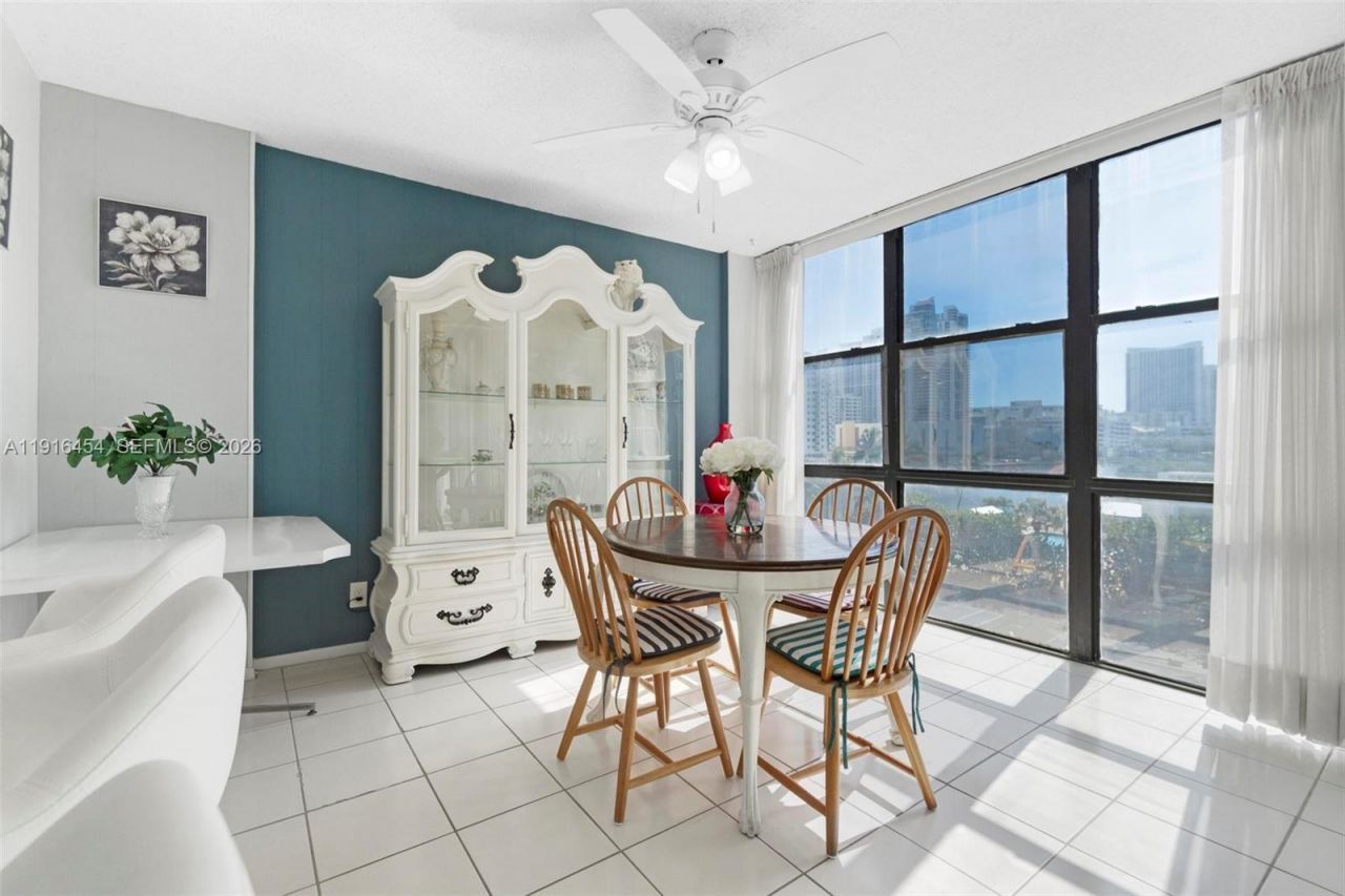 1000 Parkview Dr, Unit 518, Hallandale Beach, FL 33009 Photo