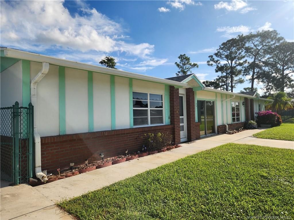 561 NW Floresta Drive, Port Saint Lucie, FL 34983 Photo