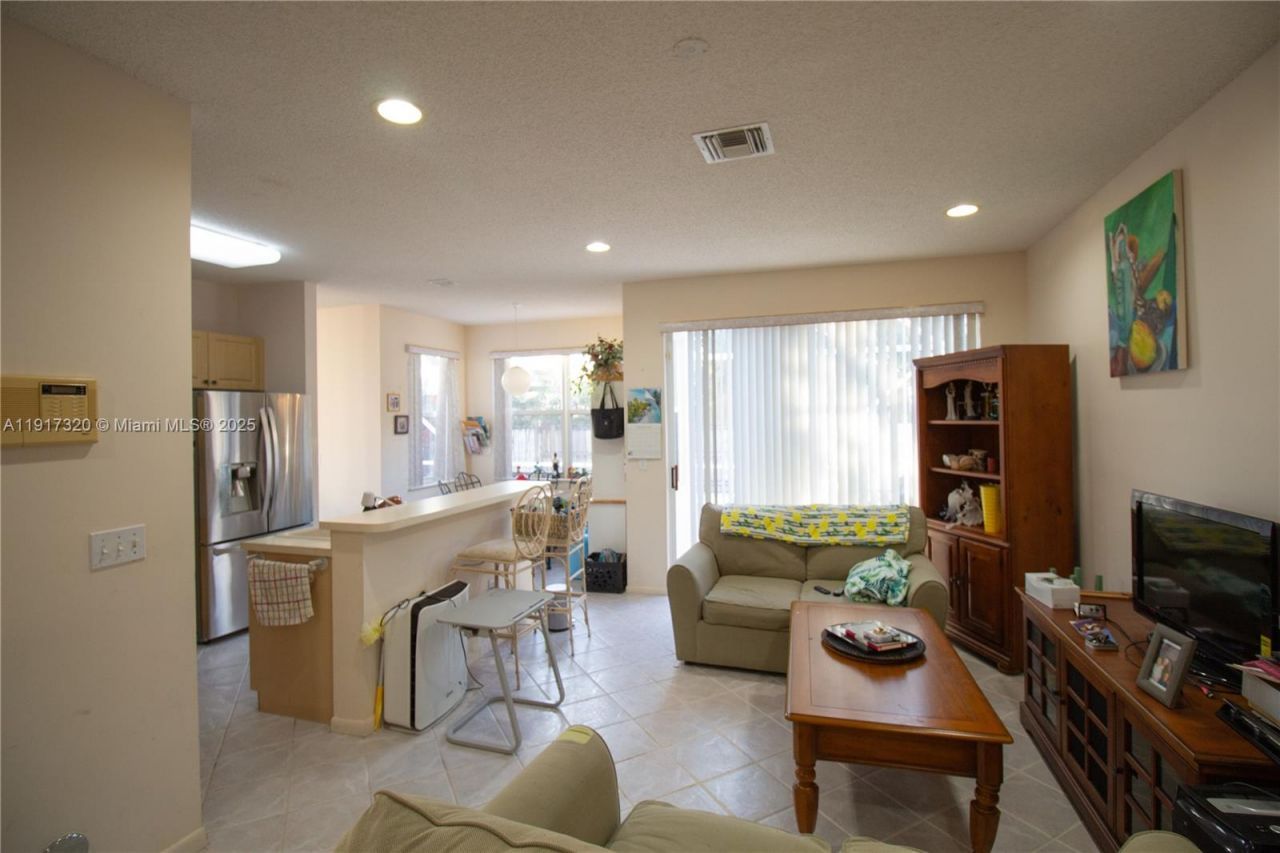 1562 NW 157th Ave, Pembroke Pines, FL 33028 Photo