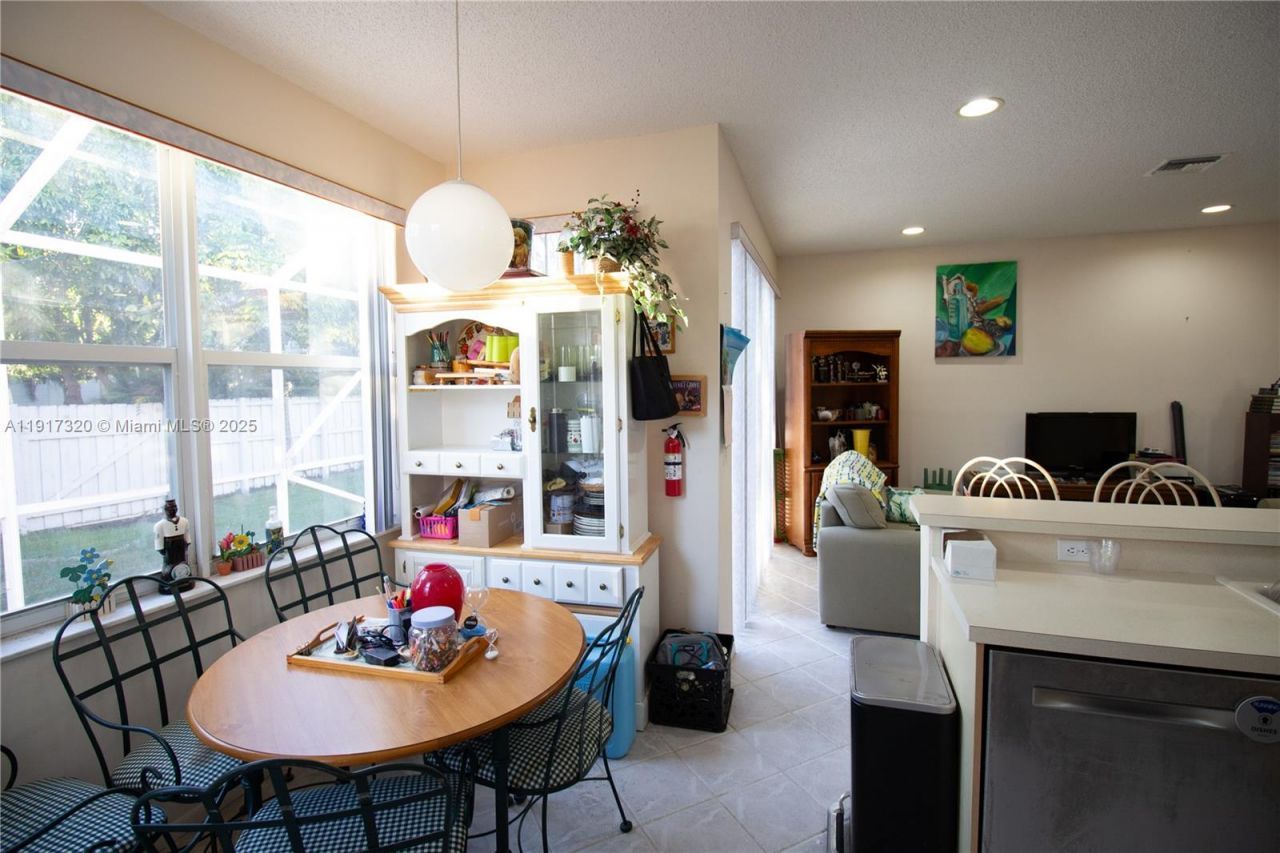 1562 NW 157th Ave, Pembroke Pines, FL 33028 Photo