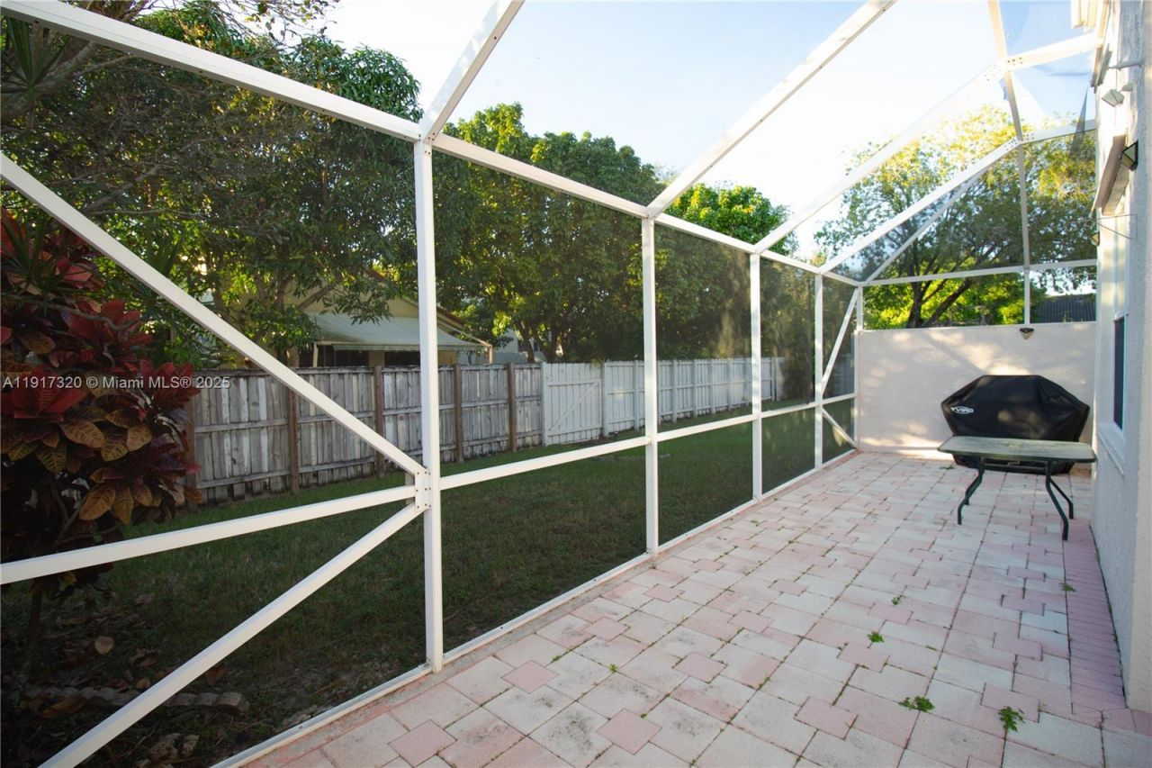 1562 NW 157th Ave, Pembroke Pines, FL 33028 Photo