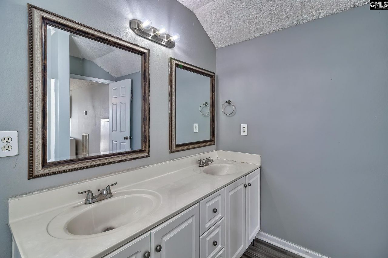 102 Autumn Run Circle Photo 22