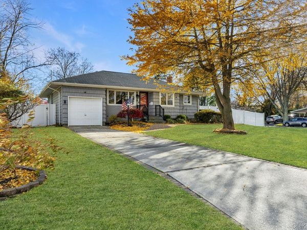 16 E Hill Drive, Smithtown, NY 11787