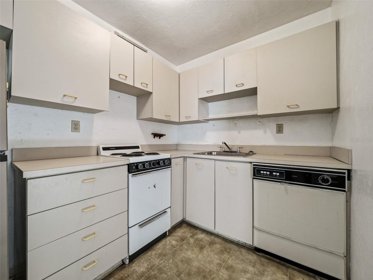 813 E 8th Avenue, New Smyrna Beach, FL 32169 Photo