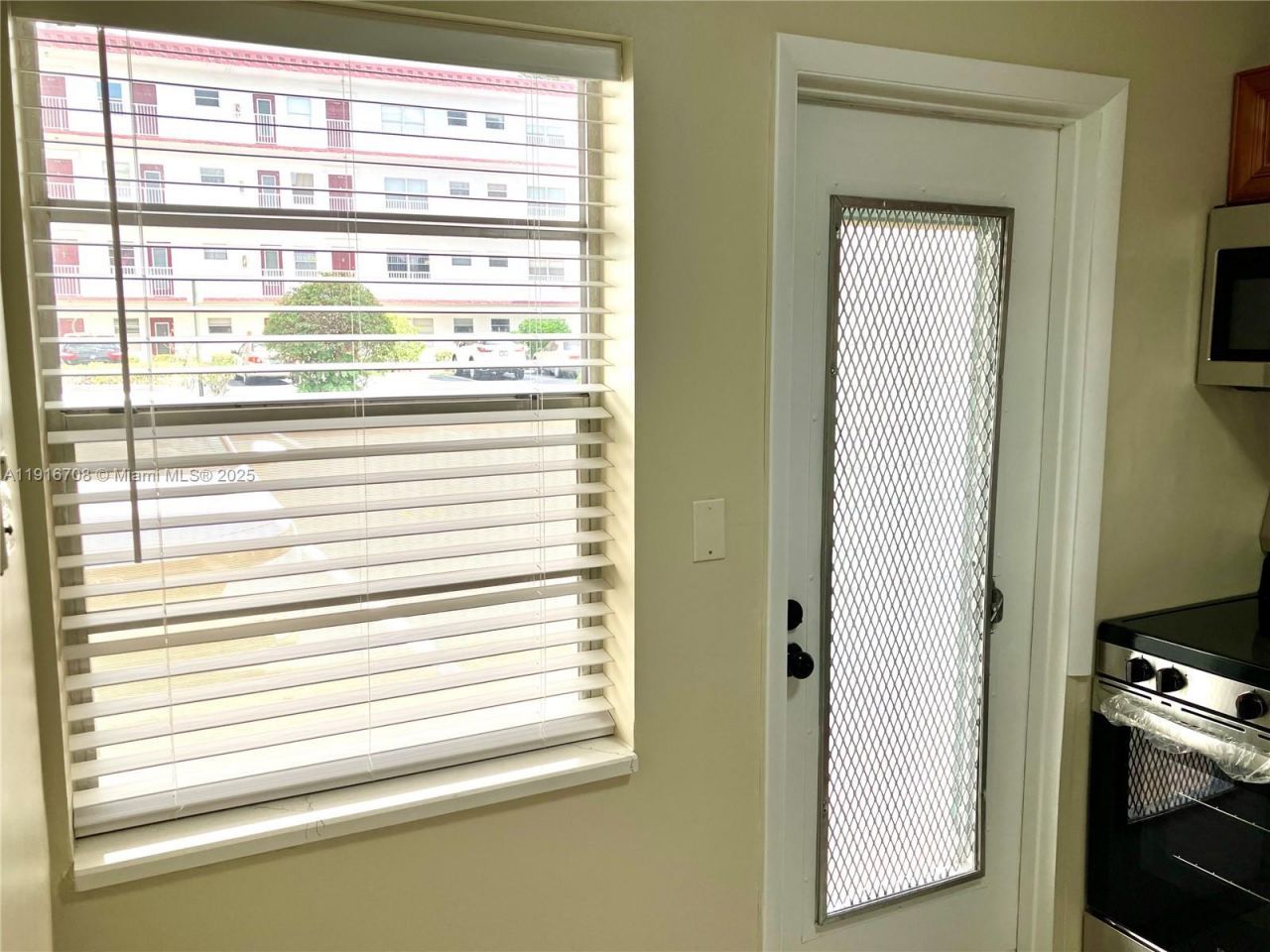 4270 NW 40th St, Unit 103, Lauderdale Lakes, FL 33319 Photo