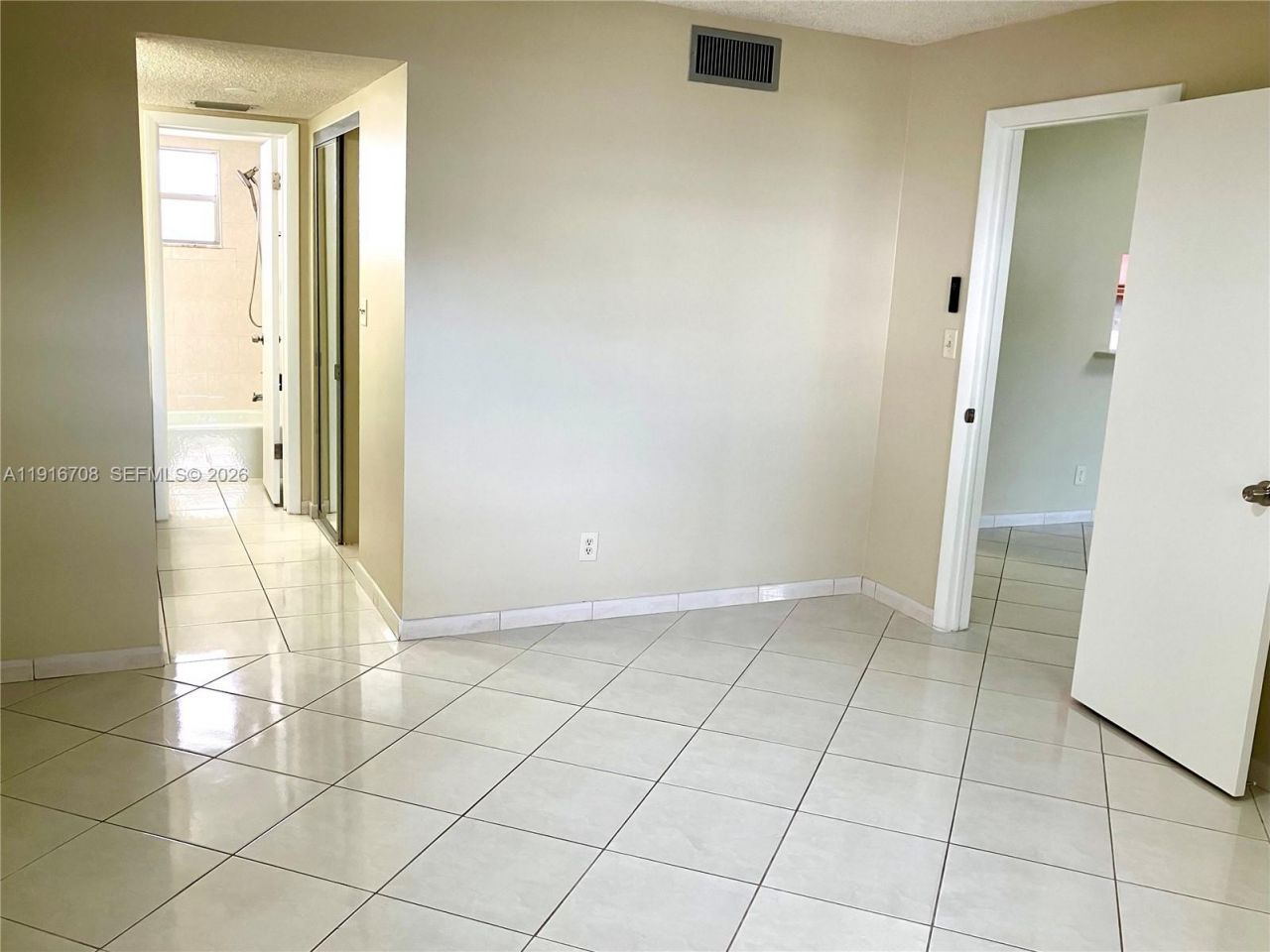 4270 NW 40th St, Unit 103, Lauderdale Lakes, FL 33319 Photo