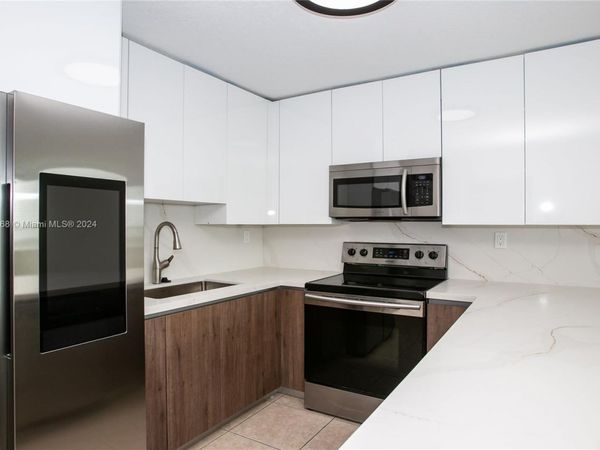 8233 Harding Ave, Unit 606, Miami Beach, FL 33141