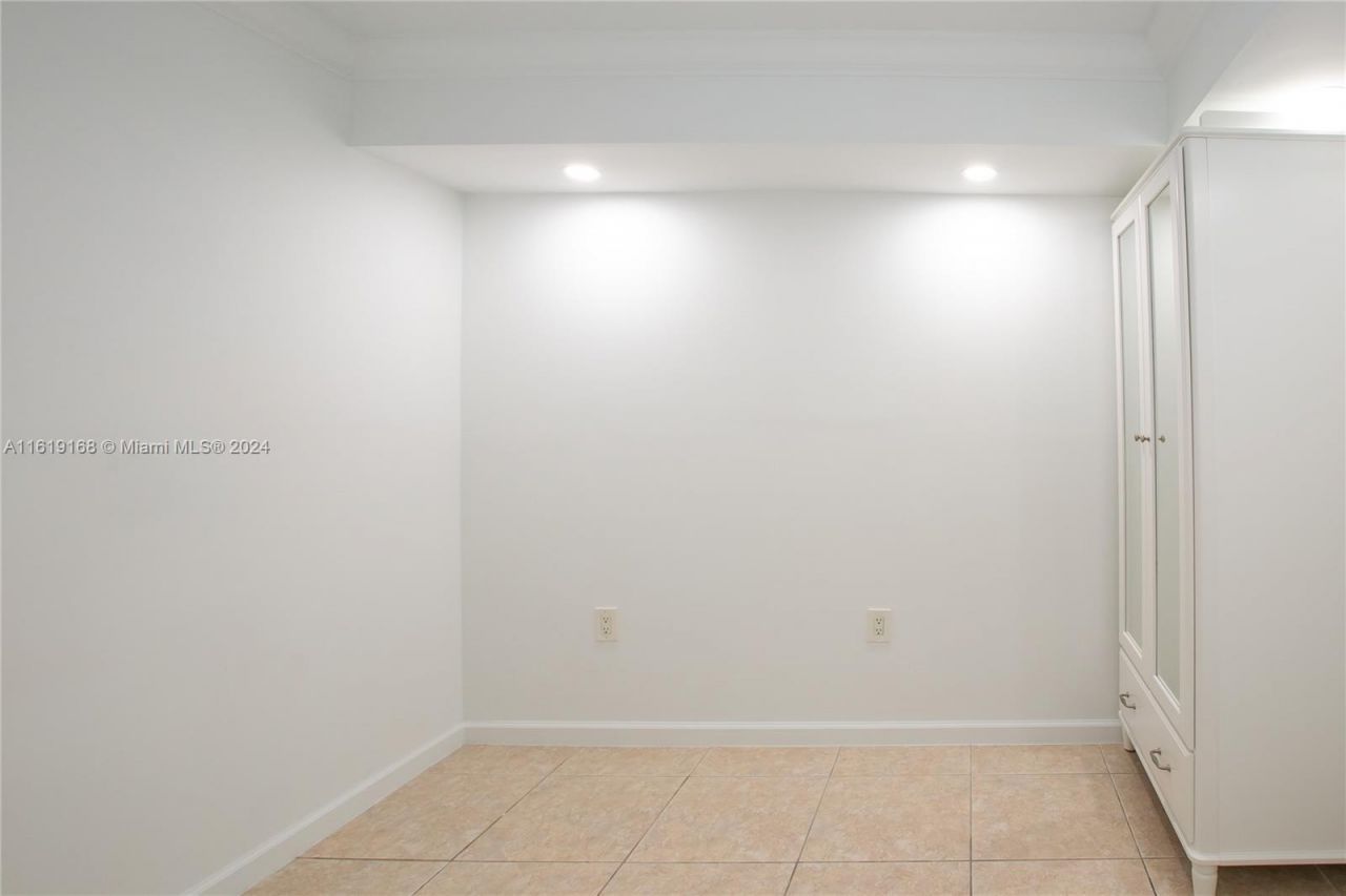 8233 Harding Ave, Unit 606, Miami Beach, FL 33141 Photo