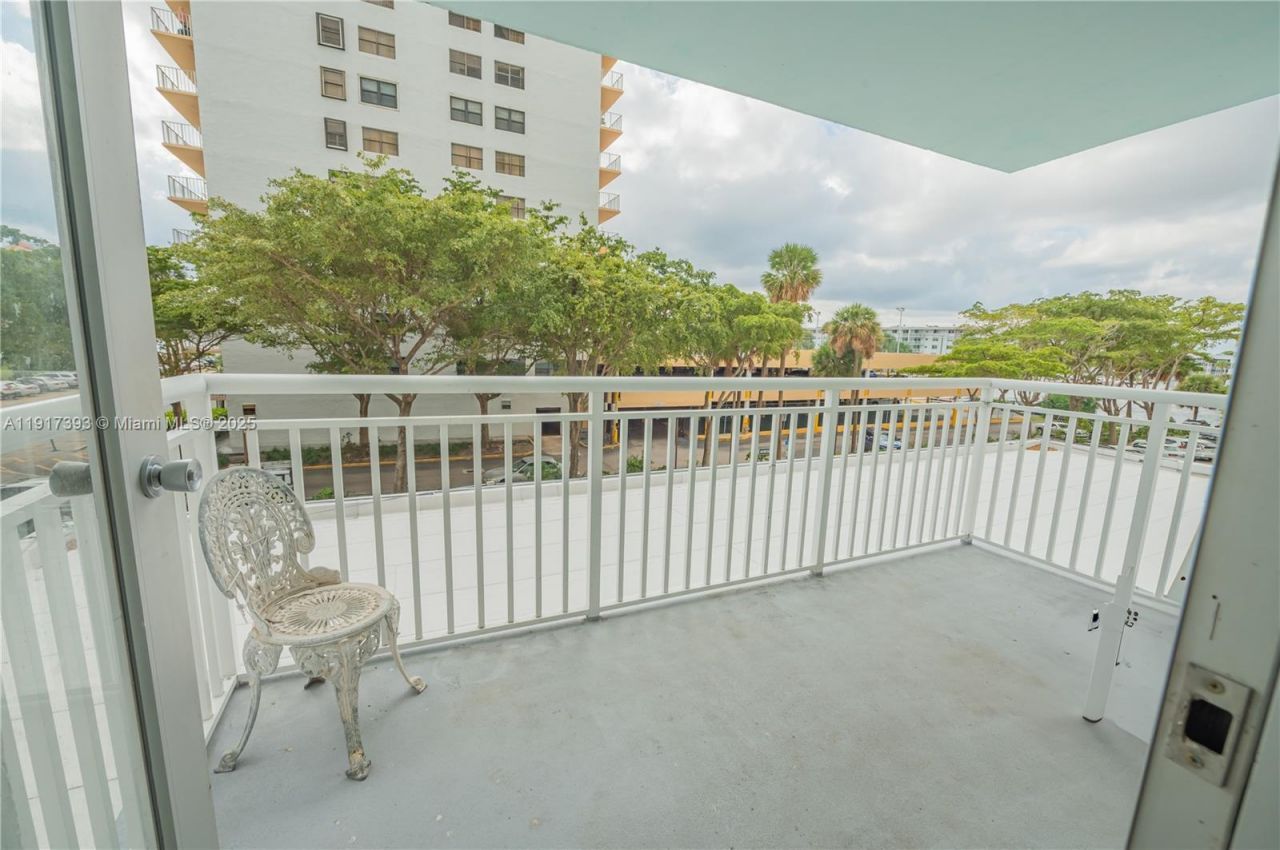 301 174th St, Unit 309, Sunny Isles Beach, FL 33160 Photo