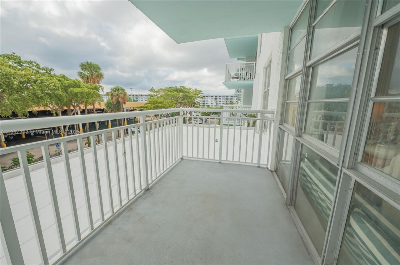 301 174th St, Unit 309, Sunny Isles Beach, FL 33160 Photo