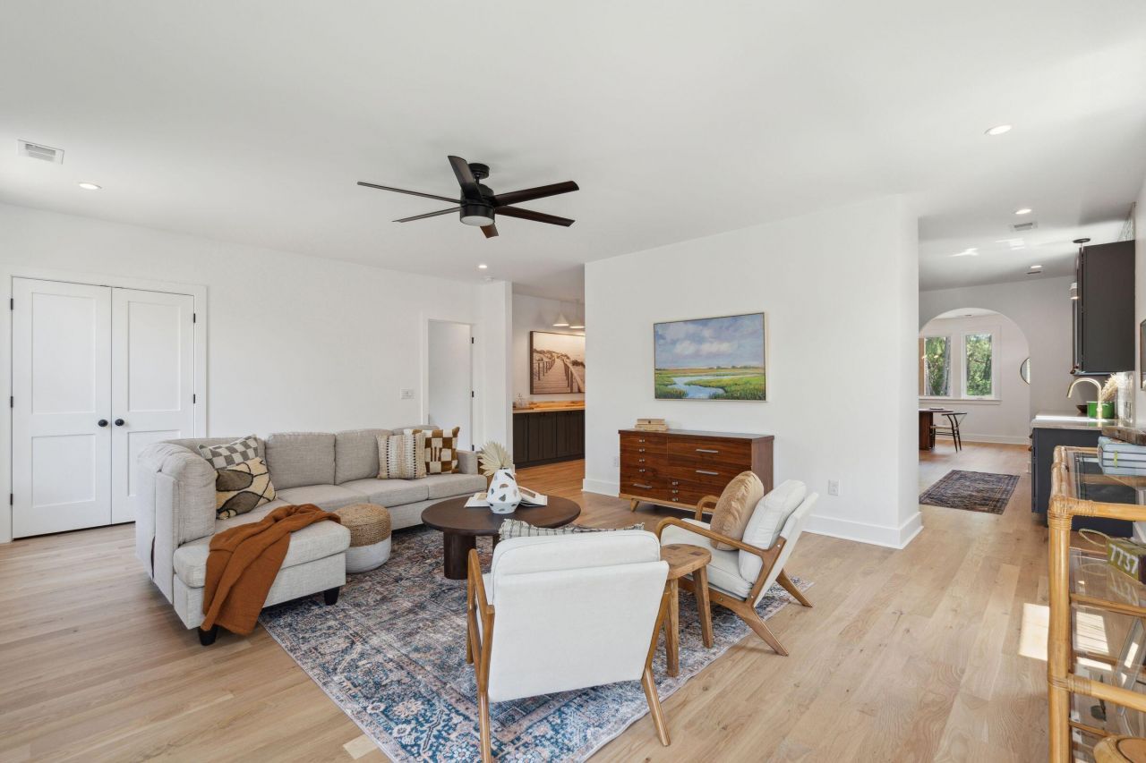 1012 E Erie Avenue Photo 18