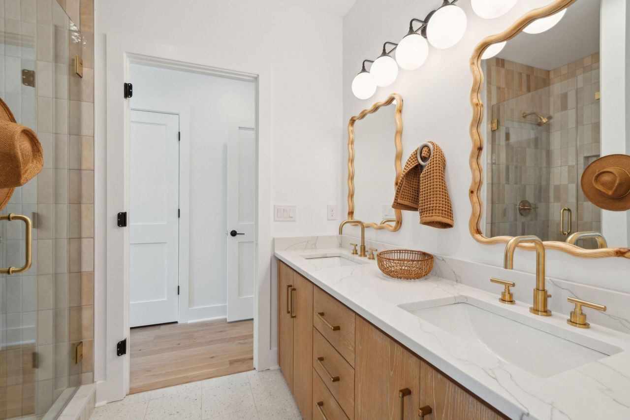 1012 E Erie Avenue Photo 24