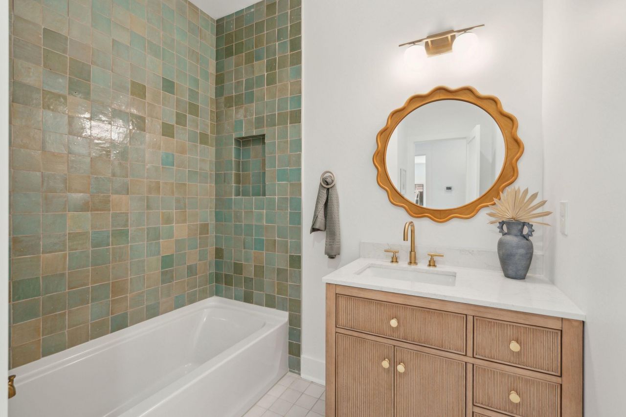 1012 E Erie Avenue Photo 27