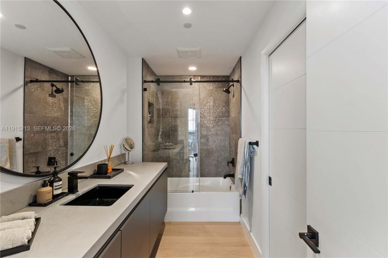 2020 N Bayshore Dr, Unit 2401, Miami, FL 33137 Photo