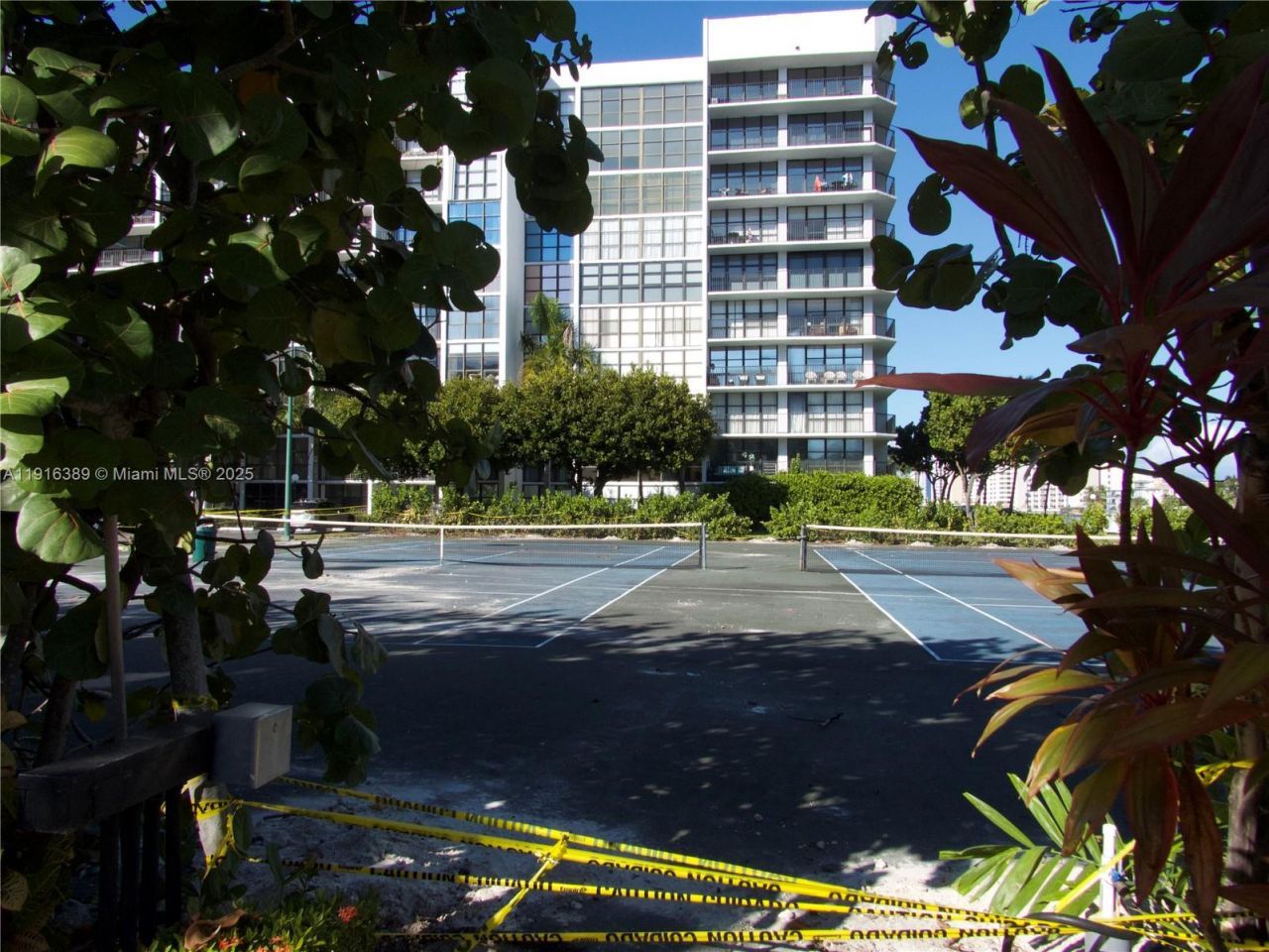 800 Parkview Dr, Unit 402, Hallandale Beach, FL 33009 Photo