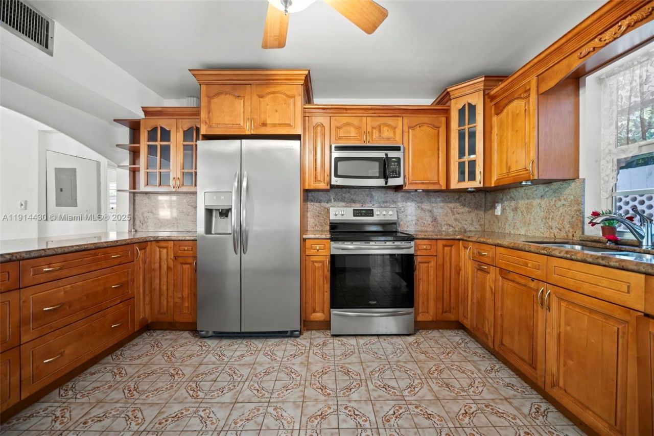 700 NE 118th St, Biscayne Park, FL 33161 Photo