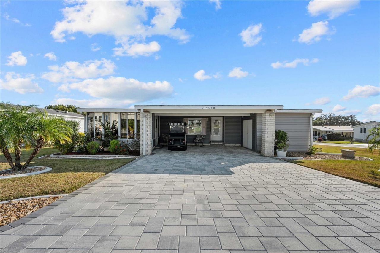37510 New Horizons Boulevard, Zephyrhills, FL 33541 Main Photo