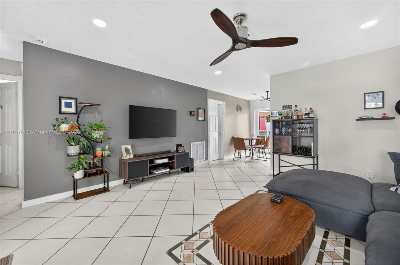 6640 Douglas, Hollywood, FL 33024 Photo