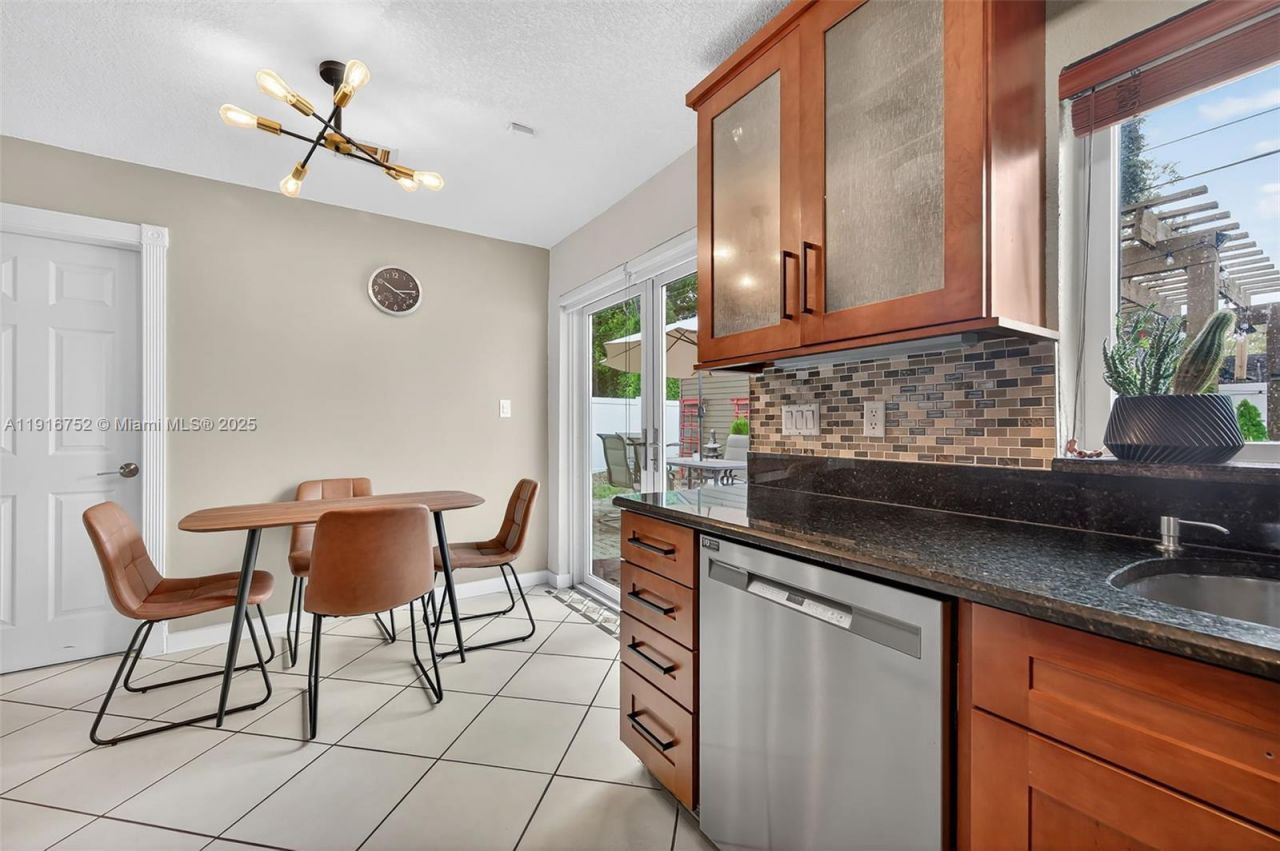 6640 Douglas, Hollywood, FL 33024 Photo