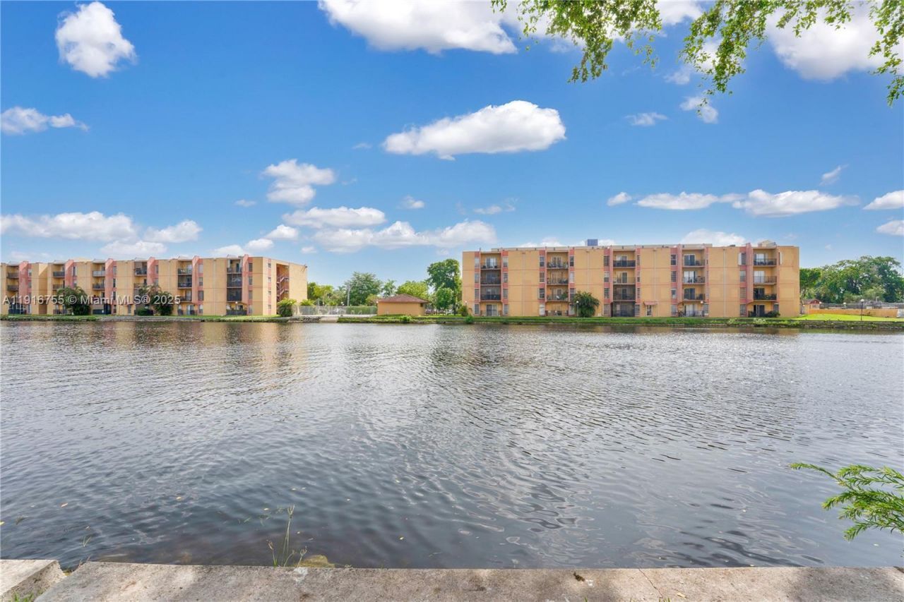 4705 NW 7th St, Unit 101-7, Miami, FL 33126 Photo