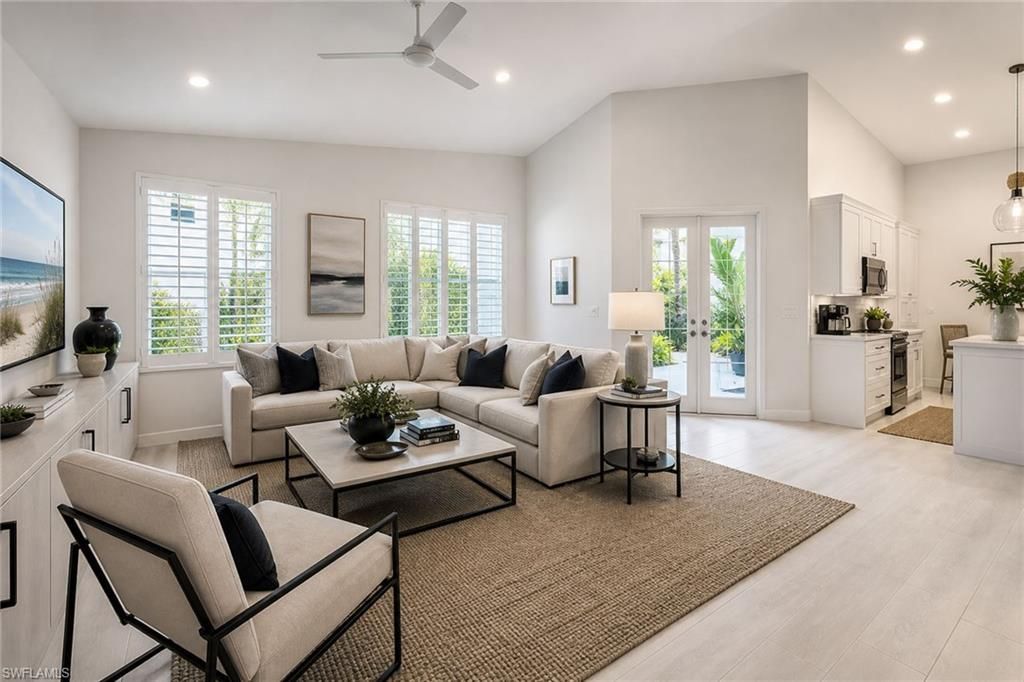 6572 Chestnut Cir, Naples, FL 34109 Photo