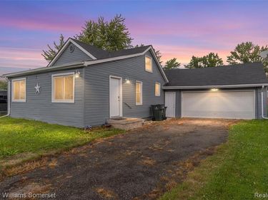 22937 Detour Street, St. Clair Shores, MI 48082