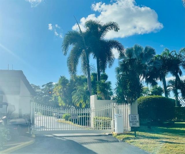 3910 Inverrary Boulevard, Unit 203B, Lauderhill, FL 33319 Photo