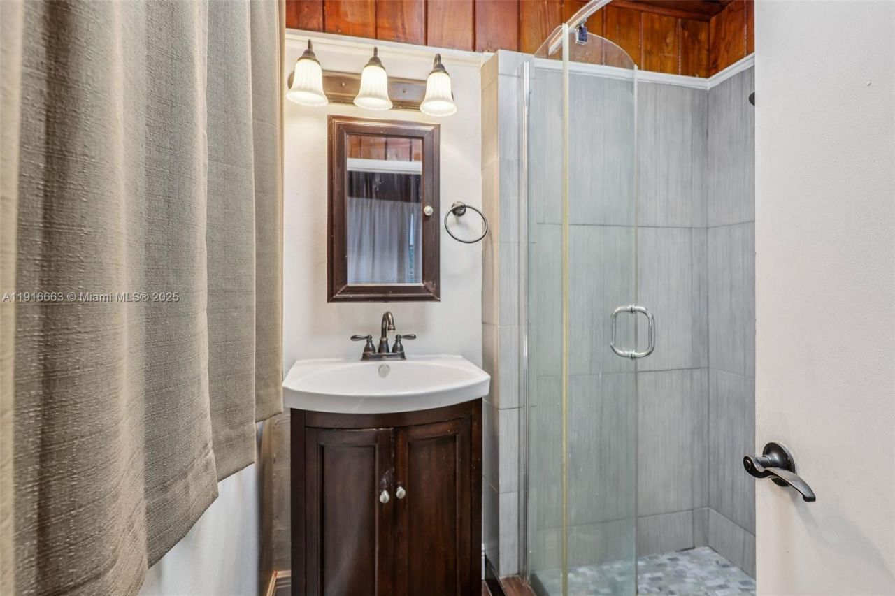 6230 E 2nd Ave, Hialeah, FL 33013 Photo