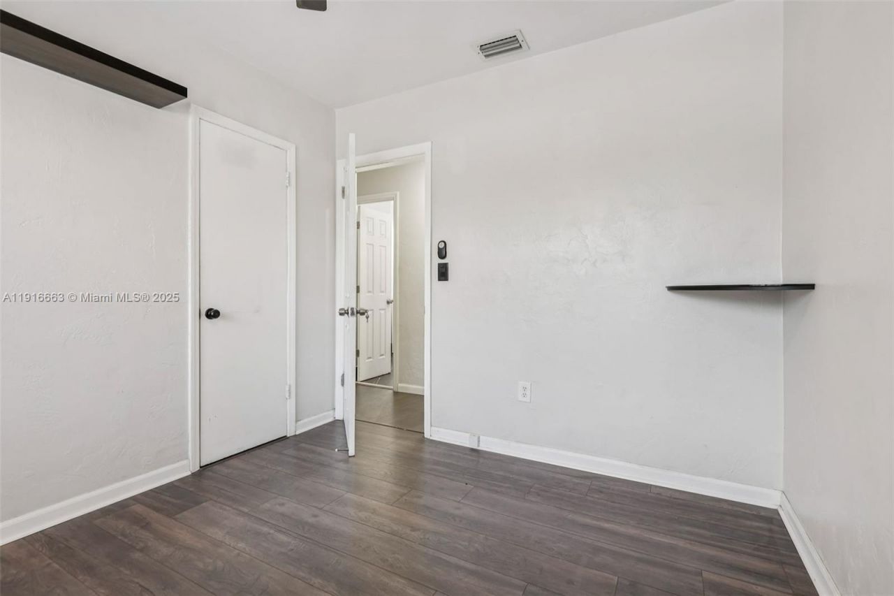 6230 E 2nd Ave, Hialeah, FL 33013 Photo