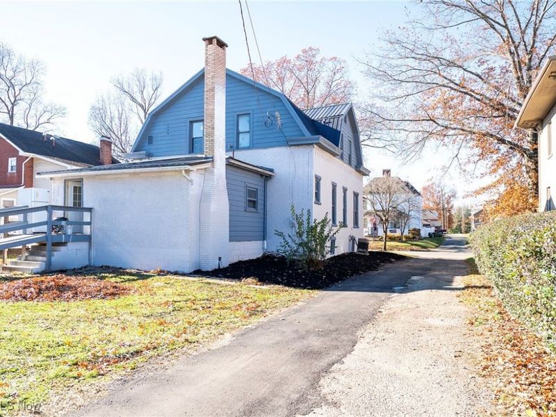 911 N Water Street, Uhrichsville, OH 44683 Photo 4