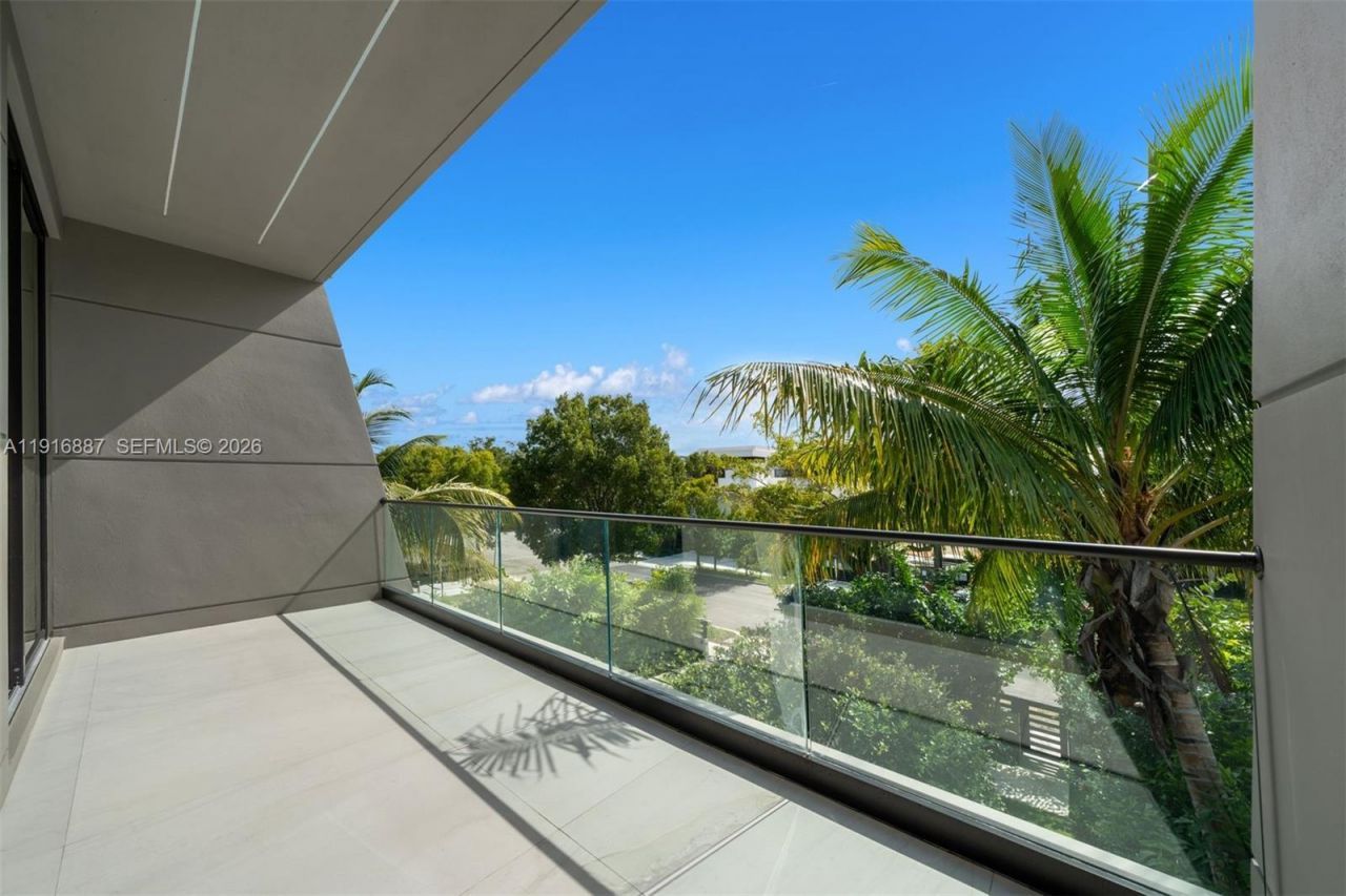 725 NE 77th St, Miami, FL 33138 Photo