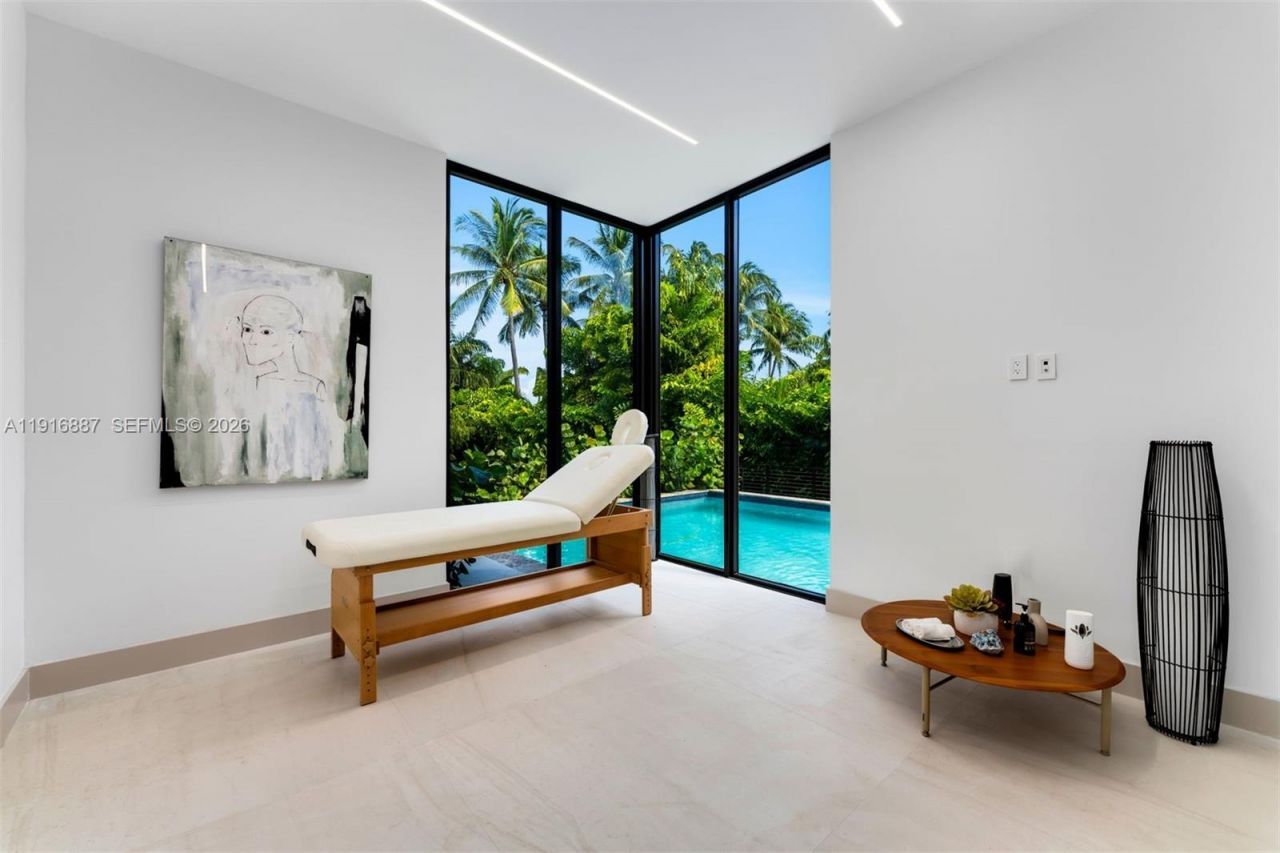 725 NE 77th St, Miami, FL 33138 Photo