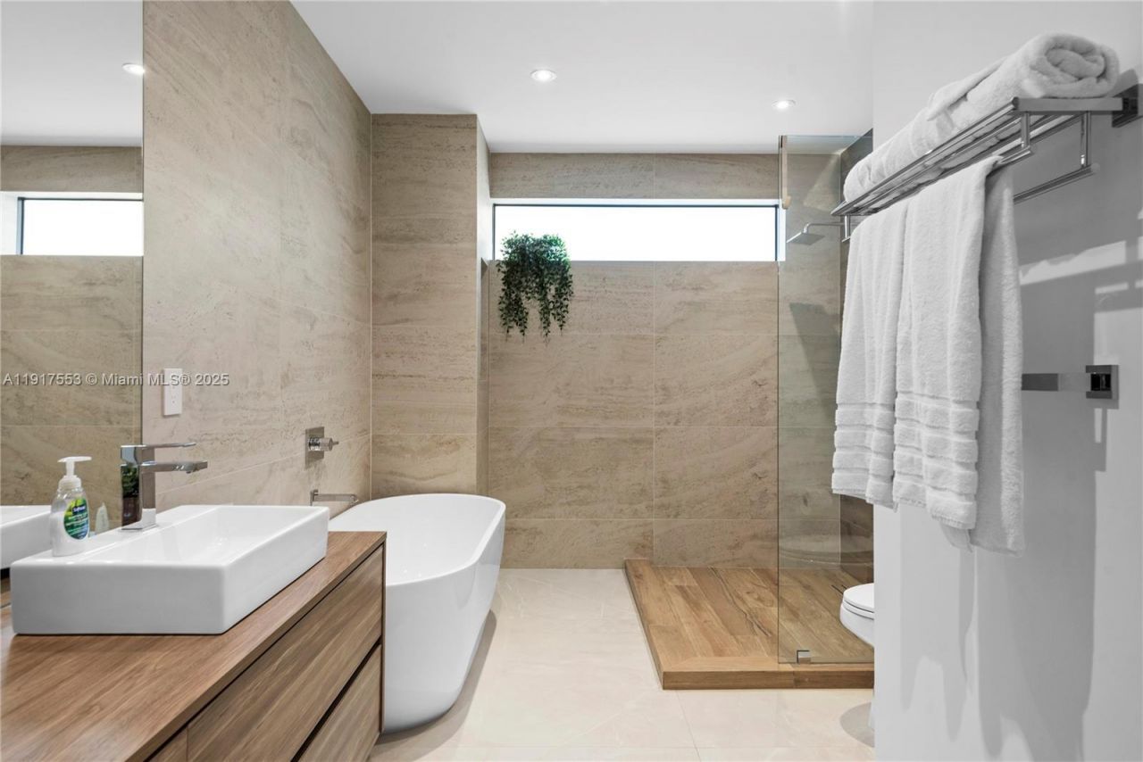 1881 NE 196th Ter, Miami, FL 33179 Photo