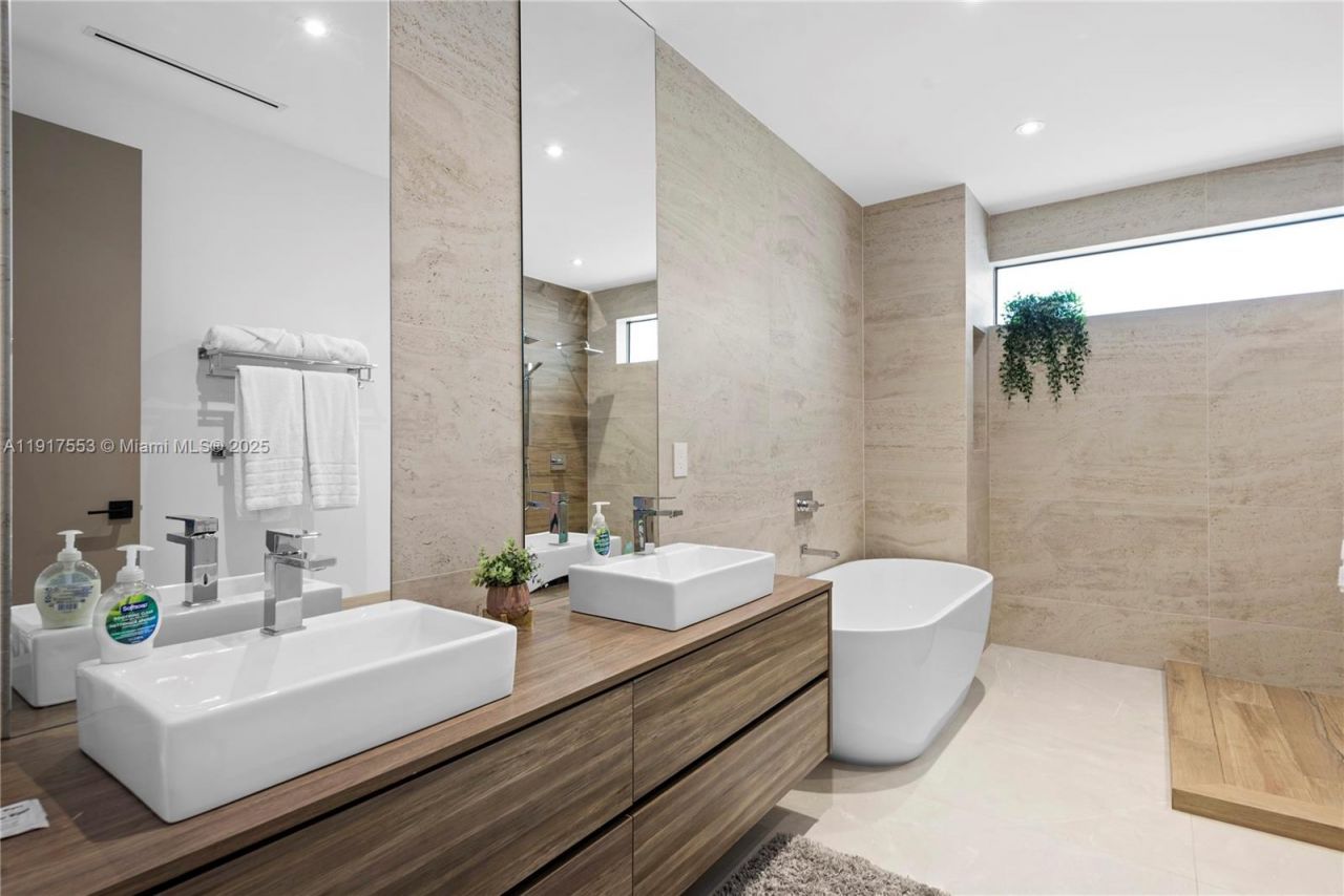 1881 NE 196th Ter, Miami, FL 33179 Photo