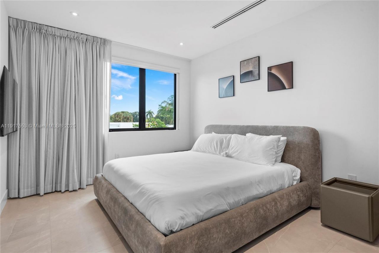 1881 NE 196th Ter, Miami, FL 33179 Photo