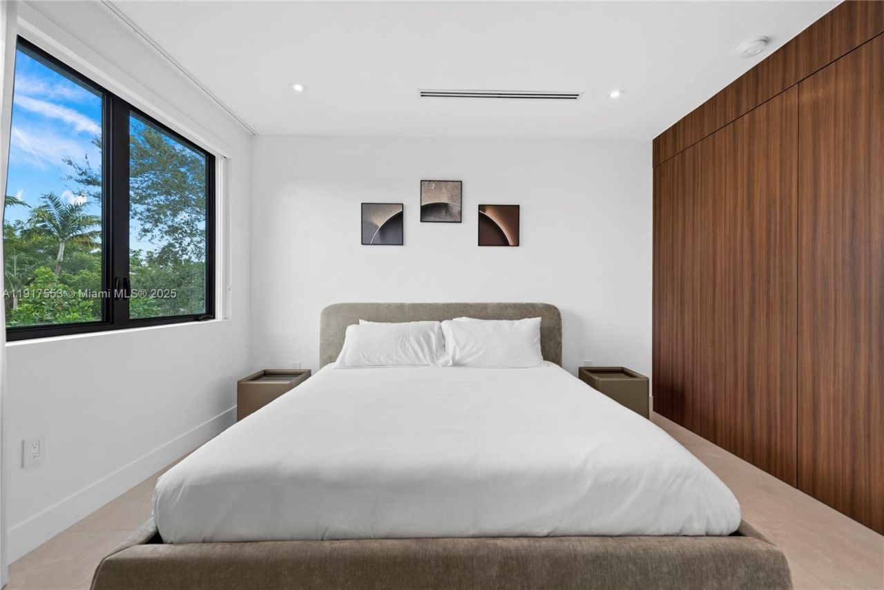 1881 NE 196th Ter, Miami, FL 33179 Photo