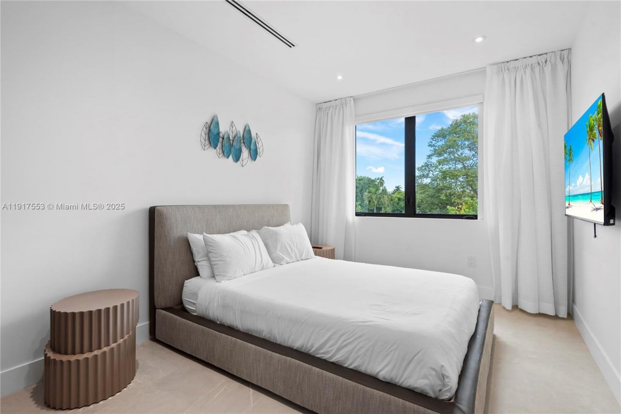 1881 NE 196th Ter, Miami, FL 33179 Photo