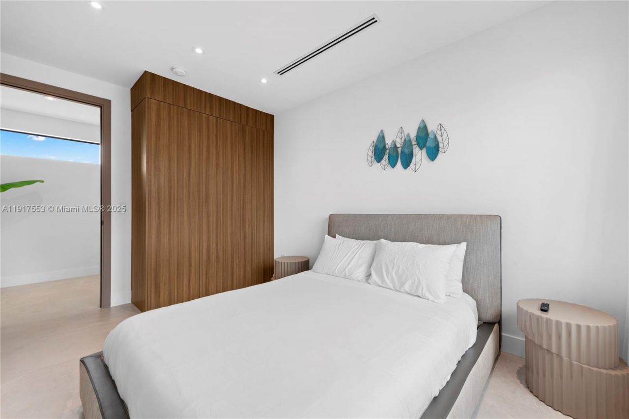 1881 NE 196th Ter, Miami, FL 33179 Photo