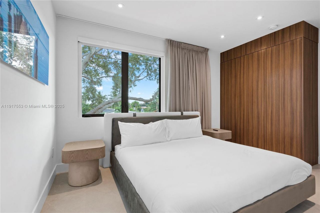 1881 NE 196th Ter, Miami, FL 33179 Photo