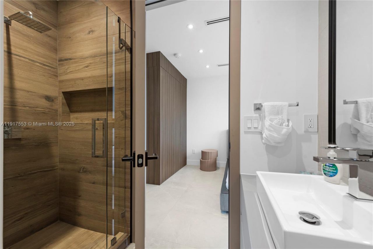 1881 NE 196th Ter, Miami, FL 33179 Photo