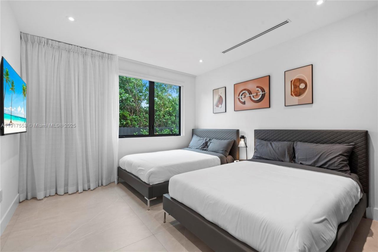 1881 NE 196th Ter, Miami, FL 33179 Photo