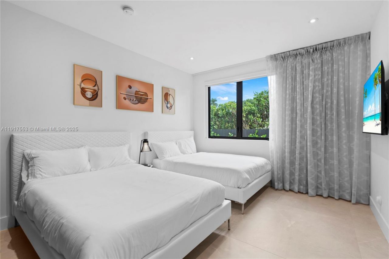 1881 NE 196th Ter, Miami, FL 33179 Photo