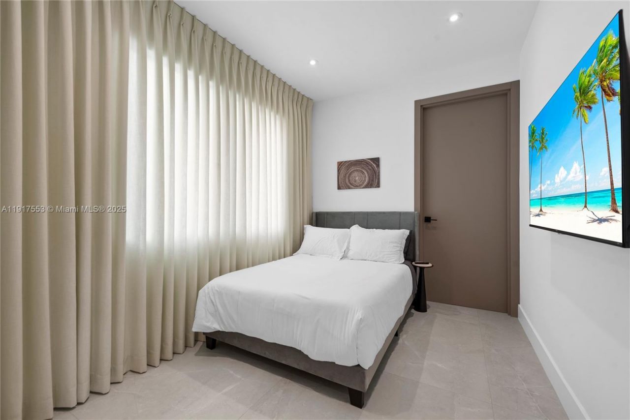 1881 NE 196th Ter, Miami, FL 33179 Photo