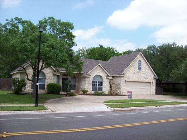 1400 T H Johnson DR, Taylor, TX 76574