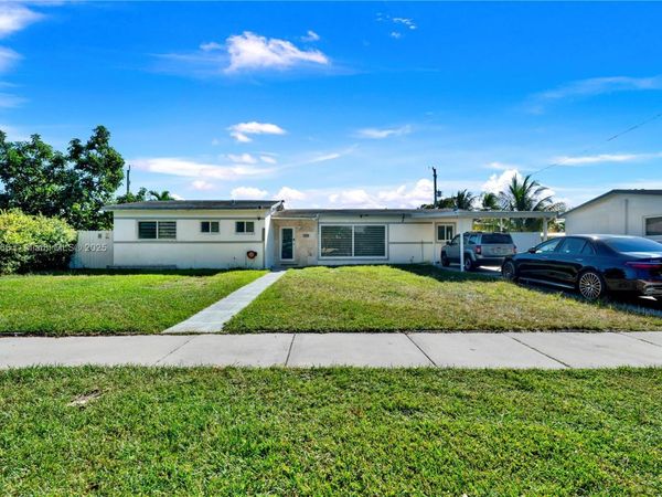 10100 Nicaragua Dr, Cutler Bay, FL 33189