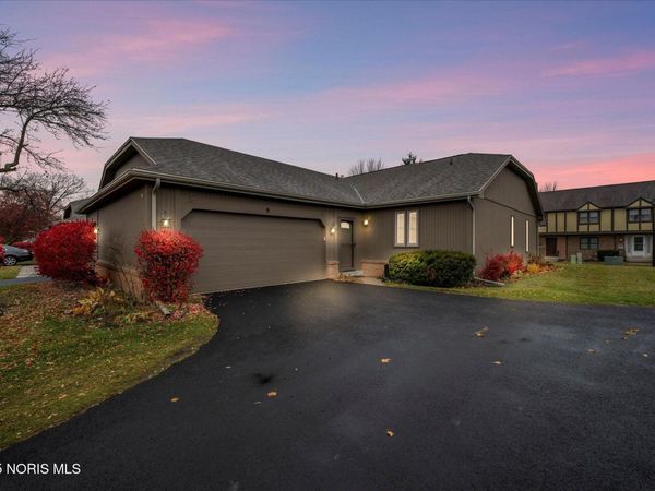 9 Meadowpond Drive, Perrysburg, OH 43551