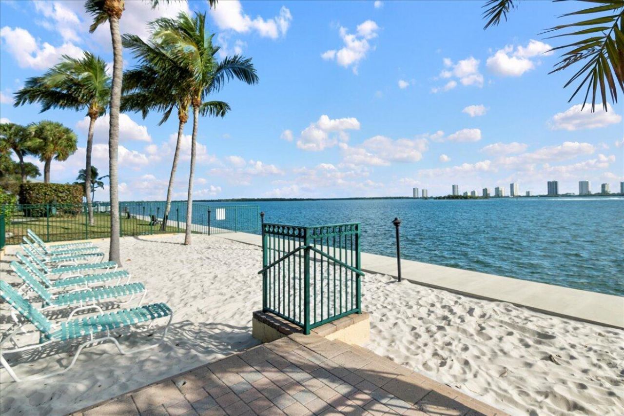 1015 Lake Shore Drive, Unit 105, Lake Park, FL 33403 Photo